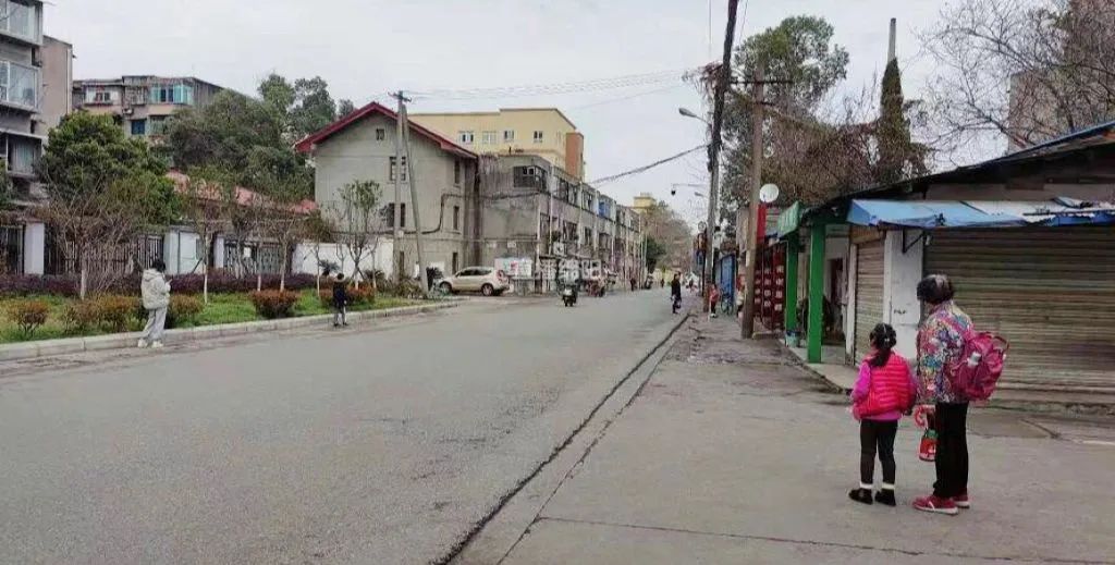 好消息，又一條社區(qū)公交線路即將發(fā)車?yán)玻?圖2)